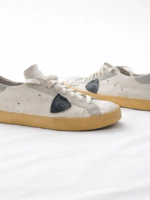 Philippe model skor  - Philippe Model skor okej skick. Storlek 44. Skorna ser väldigt bra ut när man har på sig dom och den enda större defekten är sulan. Pris kan diskuteras vid snabb affär så släng gärna iväg ett bud. Garanterad äkthet ✅