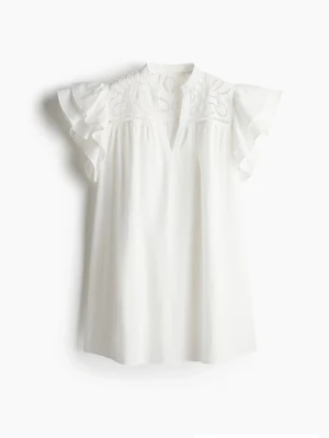 Vit blus med broderi från H&M - Söt vit klänning från H&M med broderade detaljer upptill och volangärmar. Klänningen har en avslappnad passform och är tillverkad i lätt bomull, perfekt för varma dagar. V-ringad hals och fina spetsinslag ger en romantisk känsla. Aldrig använd och har lappen kvar. Har en liten, liten sminkfläck på insidan av nacken. Inte gjord av mig utan var så när jag köpte den. Inget stor som stör alls. Säljer pga fel storlek. Nypris: 299kr Mitt pris: 130kr