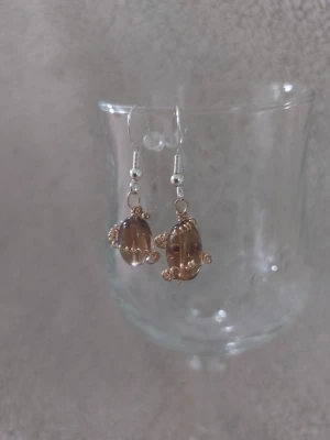 Handgjorda örhängen i glaspärlor  - Örhängen med brun glaspärla och silver krokar Stämplad s925. Handgjorda av Dalkullans Teskedsringar 