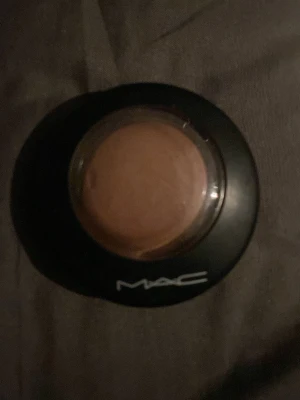 Shade cosmic force från MAC - Säljer en rund bronzer från MAC i en varm brun nyans. 