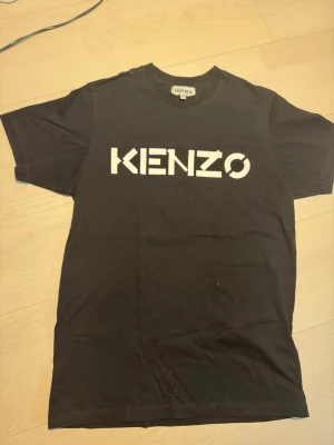 T-shirt Kenzo - Kenzo T-shirt köpt från NK. Knappt använt. Snyggt K på ryggen med. Herrstorlek SMALL. Kan gå ner i pris❤️