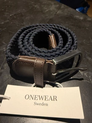 Flätat mörkblått bälte från ONEWear - Aldrig använts då det var för litet för mig det är 100 cm 