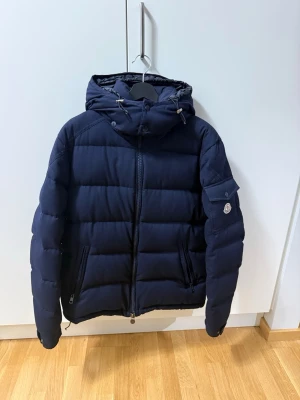 Moncler Montgenevre Flannel Down Jacket – Navy - Säljer min  Moncler Montgenevre Flannel Down Jacket i färgen navy, storlek 5/ L Jackan är köpt 2023 från Kicks & Stuff och köpt 10000  är knappt använd.  Jackan är i mycket fint skick och håller den höga kvalitet som Moncler är kända för. Det finns ytterst lite slitage vid armändarna, men detta är endast synligt på nära håll och påverkar varken helhetsintryck eller användning.  ✔ Kvitto på köp och kontoutdrag kan upp visas skick ligger runt 23 000 kr. Skickas detaljerade videos på jackan.