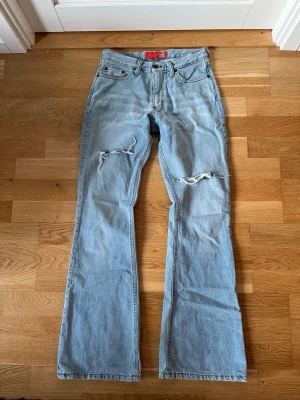Ljusblå  jeans  - Jättefina ljusblå jeans med slitningar! Det står ingen storlek på lappen men skulle säga att de passar som 34. Pris kan diskuteras 