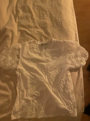 Vit topp med spetsärmar från Zara - Supersöt vit topp från Zara med puffiga spetsärmar❣️🤞