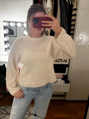 Vit stickad tröja Gina - Säljer denna stickade tröja från premium blend kollektionen från Gina! Storlek XS inte så stora täcken på användning!