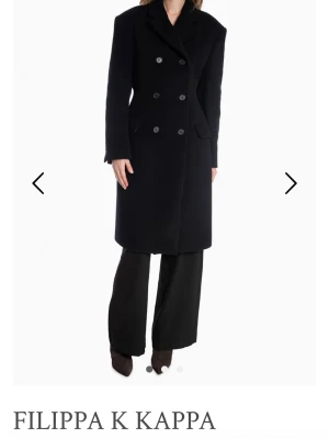 Svart dubbelknäppt kappa Filippa K - Stilren svart kappa från Filippa K med dubbelknäppning och fickor framtill. Lång modell med tidlös design, nypris 7900kr. Den är helt oanvänd då den inte passar mig och hann inte returnera :/ storlek 36. 