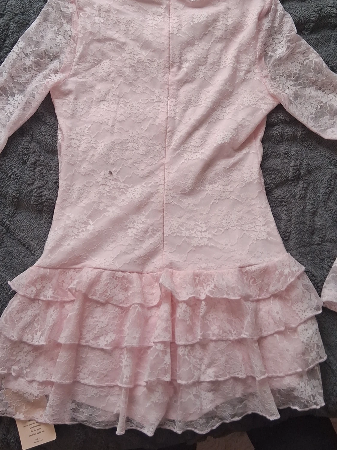 Rosa spetsklänning med volanger - 1