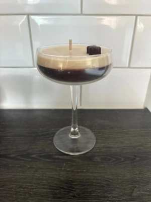 Espresso doftljus - Espresso Dream ☕️ Ett doftljus som både luktar och ser ut som en espresso martini.🍸 Brinntiden är över 16 timmar. Den enda defekten gäller bara estetiska skäl, därav påverkas inte produktens användning i sig. Finns att hämta upp på ProCivitas Privata Gymnasium Södermalm, Tullgårdsgatan 12, om man inte vill betala frakt! Original pris: 129 kronor