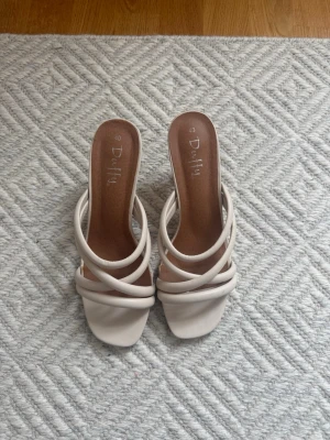 Duffy Klackskor 💗 - Säljer dessa supersöta klackskor ifrån Duffy. Storlek 40, men passar 39. 549:- ordinariepris! Kartong medföljer! 