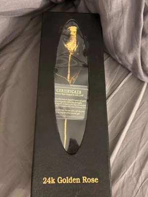 24k förgylld ros i presentask - Unik ros doppad i 24 karats guld, levereras i en elegant svart presentask med certifikat. Perfekt som dekorativt smycke eller exklusiv accessoar. Rosens form är naturtrogen och detaljerad, vilket ger ett lyxigt intryck.