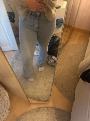 Ljusblå bootcut jeans - Säljer ett par ljusblå bootcut jeans från märket Vailent. Bra skick endast använda några gånger!! Skriv vid frågor🙌