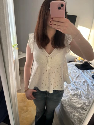 Topp🫰🏻 - Säljer denna toppen ifrån shein. En somrig och sval topp som passar till kjol men också byxor💕