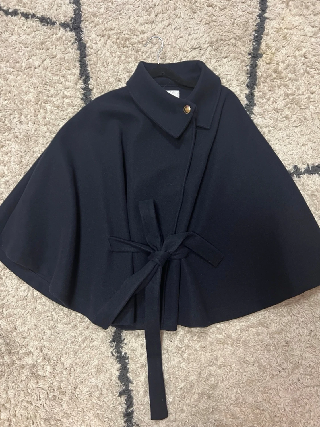 Svart cape-kappa med knytband