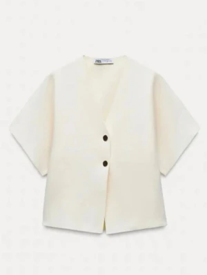 Vit blus Zara - Super fin vit blus/topp från Zara! Mjukt finstickad material med guldknappar, säljs pga att den inte kommer till användning längre. Bara att skriva vid fler bilder eller frågor💕