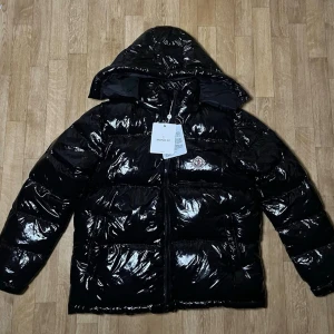 Moncler jacka svart - Svart Moncler jacka i ny skick, den är storlek 5 som motsvarar XL, pm vid frågor eller detaljbilder och kom gärna med prisförslag.