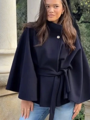 Marinblå cape-kappa med knytband - HELT NY Marinblå trekvartsärmad kappa med knytband i midjan! Lappen finns kvar, den är från Gina💘💘