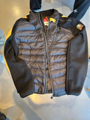 Parajumper cardigan - En helt ny parajumper cardigan som är svart och är i storleken XL men det är ett feltryck och står XXL                                                                                       Priset kan alltid diskuteras och det är bara att fråga för fler bilder 