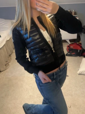 svart moncler cardigan - svart glansig cardigan. säljer eftersom jag tycker att den är rätt kort, haft den i några månader, aldrig använd