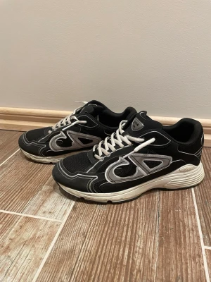 Dior b30 - Säljer dessa riktigt feta dior b30 för dom inte kommer till användning längre. Allt og medföljs. Dom är i väldigt gott skick🤩 dom är i storlek 43. Dom är riktigt nice nu till våren/sommaren☀️priset är inte helt hugget i sten🪨bara höra av er vid frågor🙌