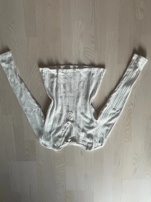 Tröja / Topp - Svart ribbad tröja / topp med några knappar längs upp, stretchigt material och sött mönster! Lite Elena Gilbert vibes. 🤍 Köpt på VeroModa