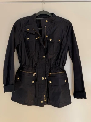 Tommy Hilfiger jacka  - Tommy Hilfiger vårjacka i marinblå, använd 1 gång 💙