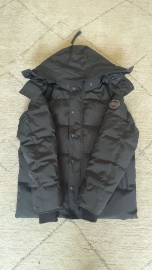 Canada goose black label - JAG TAR BYTEN‼️DEN SCANNAR‼️Säljer en canada goose jacka den är helt ny har inte hunnit lägga på pälsen på luvan eftersom den vart för stor. Jag skickar samma dag som ni köper. Den är helt ny tyväär va den för stor för mig