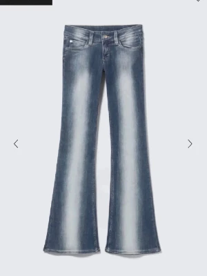 Coola weekday jeans!! - Säljer dessa jeans från weekday/cheap Monday i storlek 27/34, de har slitningar vid hälen då de varit för långa för mig men ger en cool detalj med färgerna! De är väldigt lågmidjade och flare/bootcut