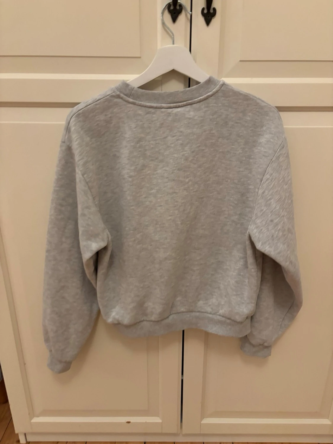 Ljusgrå sweatshirt - 4