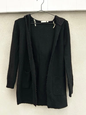 Stickad lång kofta - Mjuk, stickad, lång kofta. Endast använd ett par gånger. 