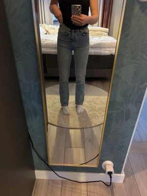 Raka midwaist jeans - Raka, midwaist jeans från Gina Tricot. Har sytts om lite men har annars inga tecken på användning.