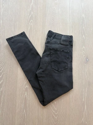 Gråa Replay jeans - W30 - Replay jeans 👖✨ Gråa med en unik blå Replay-logga på byxfickan 💙 storlek W30 👀 Nypris ca 1 500 kr 💸 – vårt pris 499 kr 🔥 Sitter riktigt bra och ger en clean, stilren look 😎 Passar våran modell som är ca 175 cm och väger runt 62 kg (bild med jeansen på går att lösa) Kika gärna in vår profil för fler feta Replay-jeans i olika färger och storlekar 👀🔥 Hör av er om ni har frågor eller vill ha fler bilder 💬
