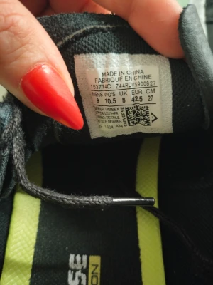 Svarta Converse One Star sneakers - Säljer ett par svarta Converse One Star sneakers i läder med klassisk vit sula och svart stjärndetalj på sidan. Skorna har svarta skosnören och låg profil som ger en clean och stilren look. Perfekta för dig som gillar streetwear och tidlös design.