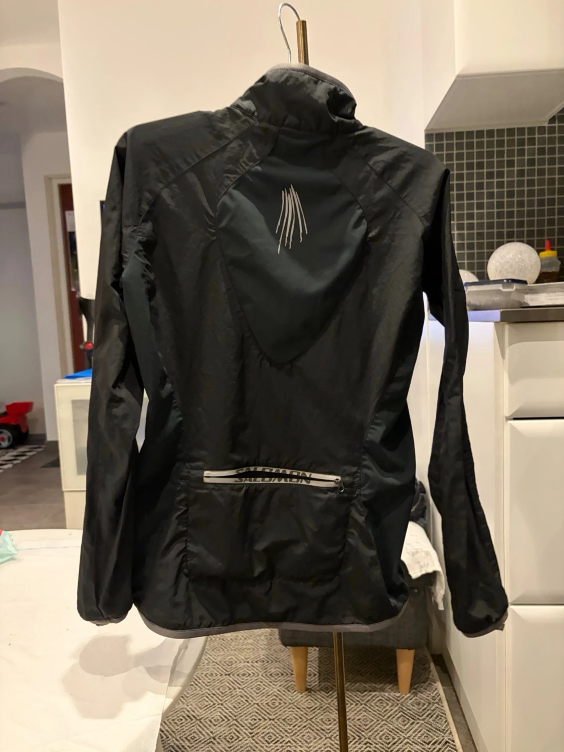 Svart vindjacka med reflexdetaljer - 1