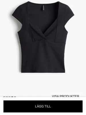 Svart v-ringad topp  - Helt ny, aldrig använd💞Svart topp med v-ringning och korta ärmar. Snygg, figurnära passform och stilren design.. Perfekt att matcha med jeans eller kjol för en trendig look.