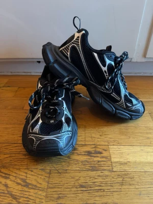 B@lenciaga 3XL - strl 44 - Säljer mina bal enciaga 3XL då jag ej använder dem längre! Fortfarande i bra skick. Storlek 44, lmk om du undrar något!! 