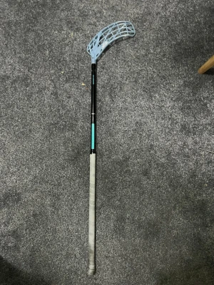 Oxdog hyperlite 96cm - Säljer en Hyperlight 29 innebandyklubba med svart skaft, turkos detalj och ljusblått blad. Greppet är vitt och klubban är lätt och smidig, perfekt för snabba spelare. Materialet är troligen kolfiber och plast. Passar dig som vill ha en modern och snygg klubba till innebandyn. 96cm aldrig använd