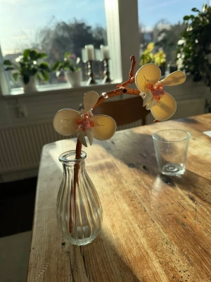 Lego orkidé  - Säljer en lego orkidé i  ljusa färger med instruktionen. Jag kan ta loss bitarna så att den kan byggas om igen ifall så önskas.