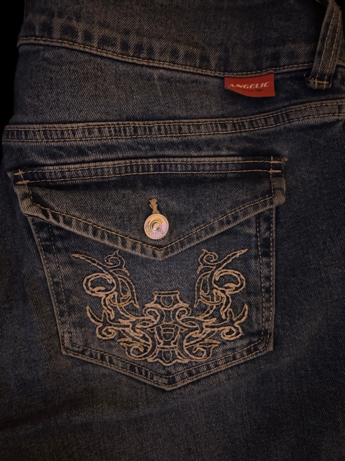 Mörkblå jeans med broderad ficka - 1