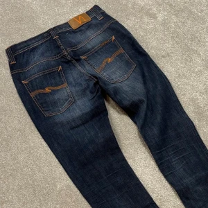 Nudie jeans - Nudie Jeans | Modell: Tape Ted | Skick 9/10 mycket bra | Nypris ca 2500kr | Mitt pris 699kr | Midja: 38cm | Ytterbenslängd: 108cm | Benöppning: 16cm | Lår: 26cm |  Kom gärna pm vid frågor eller funderingar | Postas eller möts upp i Gävle!