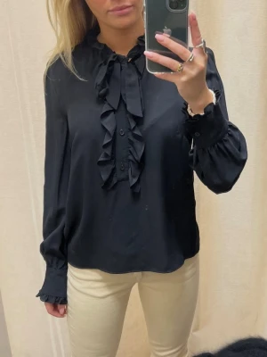 Mayla blus - Svart blus från Mayla. Mycket bra skick! 