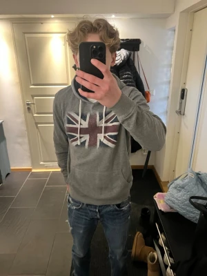 Archive Hoodie - Sjukt snygg grå archive hoodie med Storbritanniens flagga 🇬🇧Storlek M men sitter mer som S | Fint skick | Kontakta mig vid frågor🙌