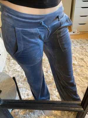 Blå velour mjukisbyxor med dragsko - Mysiga blå mjukisbyxor i velour med bred resår i midjan och dragsko. Perfekta för chill dagar hemma eller när du vill vara extra bekväm. Från lager, har sytt om dom till lågmidjat. Sitter super men men ser att det är sytt på insidan. Själv. 