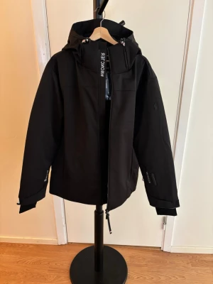 Svart vinterjacka från Moncler - Svart vinterjacka från Moncler i storlek 5 motsvarar ca storlek xl-xxl    