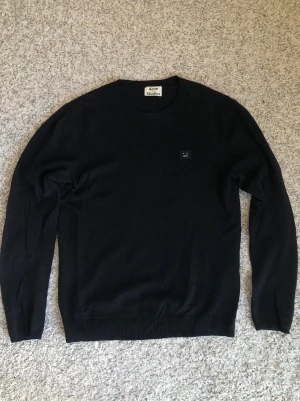 Svart stickad tröja från Acne Studios - Acne studios ”Dasher-O-Face” tröja i 100% ull. Nypris över 3000kr. 