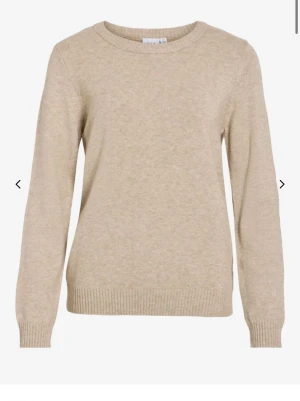 Beige stickad tröja med rund hals - En stilren beige stickad tröja med rund halsringning och långa ärmar. Tröjan har ribbstickade muddar vid ärmslut och nederkant. Perfekt för lager-på-lager och enkel att matcha med olika outfits.❤️