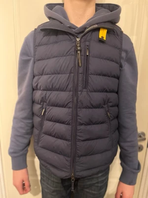 Mörkblå dunväst från Parajumpers - Snygg mörkblå dunväst från Parajumpers. Lite använd så den är i nyskick. Inköpt på Johnells förra året. Nypris 4500kr. 