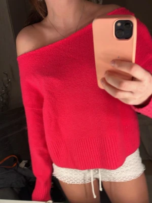 Jätte fin skrikrosa stickad🩷 - En fin stickad men har tyvärr några svarta prickar på ryggen, tror dom kan gå o få bort om man orkar men jag har inte försökt🥹