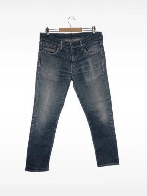 Blå Levi's jeans med raka ben - Klassiska blå jeans från Levi's med raka ben och fem fickor. Jeansen har en snygg tvättad look med slitningar och är tillverkade i denim. Perfekta för en avslappnad och trendig stil.