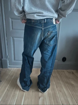 Baggy blå Levi's jeans - Ett par skit coola gamla levis jeans! Superfina, bara några skavanker (se bild), men inget som märks när de sitter på!😊  Pris kan diskuteras!  Midjemått ca 42 cm Innerbenslängd ca 75 cm
